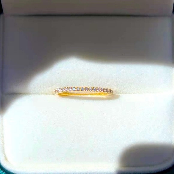 Solid 18k gold diamond band - Picture 9 of 11